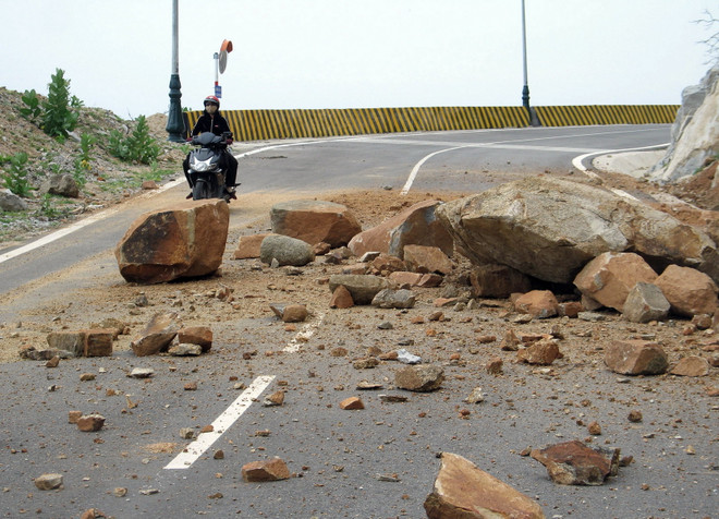 Ninh Thuận: Sạt lở núi chắn lấp nhiều đoạn đường ven biển ảnh 3