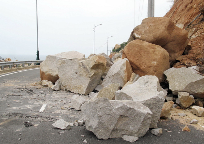 Ninh Thuận: Sạt lở núi chắn lấp nhiều đoạn đường ven biển ảnh 1