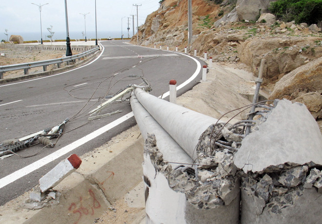 Ninh Thuận: Sạt lở núi chắn lấp nhiều đoạn đường ven biển ảnh 2