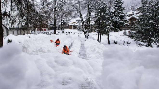 Tuyết ngập ngang người ở khu nghỉ dưỡng Zermatt.(Nguồn: EPA) Hơn 13.000 du khách mắc kẹt ở khu du lịch trượt tuyết ở Thụy Sĩ ảnh 1