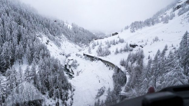 Tuyến đường sắt trên Zermatt bị đóng vì tuyết rơi dày. (Nguồn: EPA) Hơn 13.000 du khách mắc kẹt ở khu du lịch trượt tuyết ở Thụy Sĩ ảnh 2