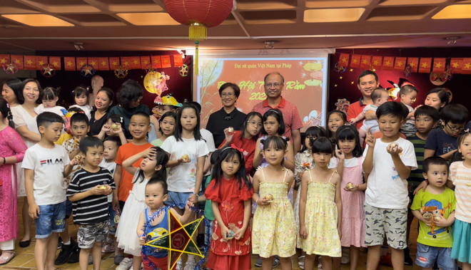 Trẻ em Việt Nam tại Pháp vui đón Tết Trung Thu ở thủ đô Paris ảnh 1