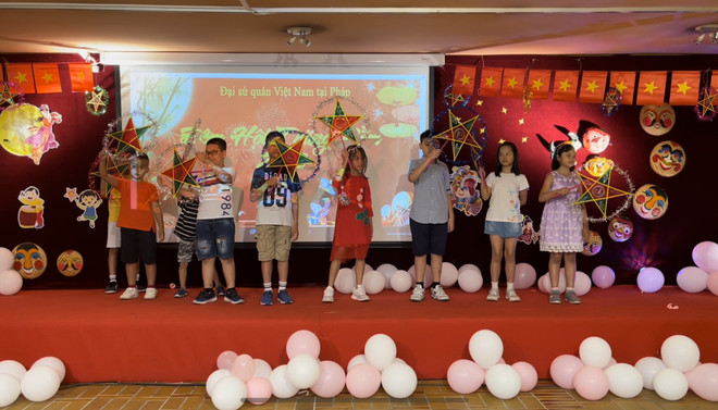 Trẻ em Việt Nam tại Pháp vui đón Tết Trung Thu ở thủ đô Paris ảnh 2