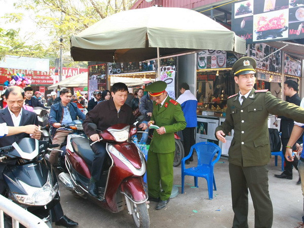 Tổ chức các điểm trông giữ xe miễn phí tại chùa Phúc Khánh, phủ Tây Hồ ảnh 1