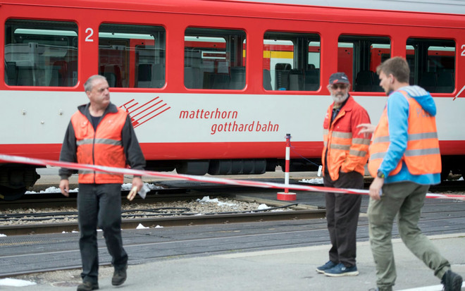 Các nhân viên cứu hộ tại hiện trường vụ tai nạn ở ga tàu Andermatt. (Nguồn: EPA) Đầu máy tàu hỏa lao vào toa chở hành khách, 30 người bị thương ảnh 1