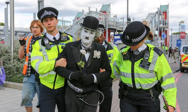 Cảnh sát Anh bắt hơn 100 người phản đối hội chợ vũ khí tại London ảnh 1