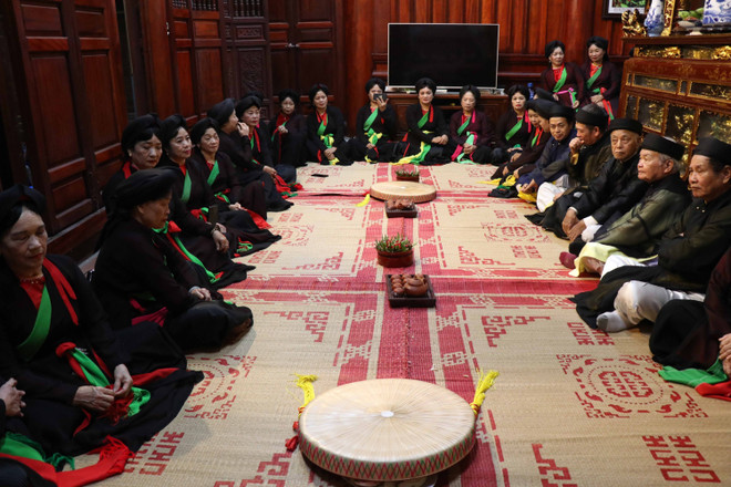 Một buổi sinh hoạt của Câu lạc bộ quan họ Thị Cầu tại nhà chứa quan họ Thị Cầu. (Ảnh: Thái Hùng/TTXVN) Câu lạc bộ quan họ Thị Cầu: Nơi lưu giữ "hồn" quan họ Bắc Ninh ảnh 2