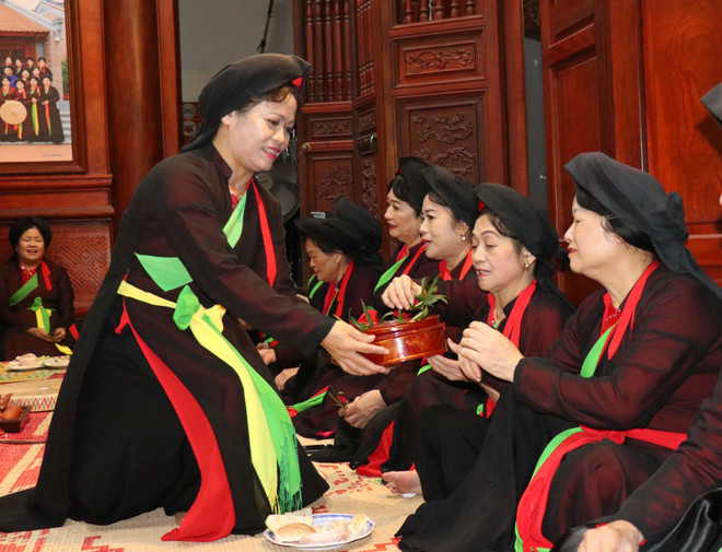 Liền chị quan họ Thị Cầu mời trầu tại canh hát quan họ. (Ảnh: Thái Hùng/TTXVN) Câu lạc bộ quan họ Thị Cầu: Nơi lưu giữ "hồn" quan họ Bắc Ninh ảnh 1