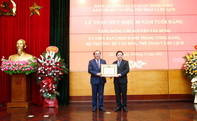 Trao huy hiệu 40 năm tuổi đảng cho Bộ trưởng Nguyễn Văn Hùng ảnh 1