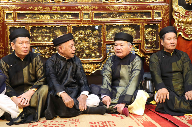 Một buổi sinh hoạt của Câu lạc bộ quan họ Thị Cầu tại nhà chứa quan họ Thị Cầu. (Ảnh: Thái Hùng/TTXVN) Câu lạc bộ quan họ Thị Cầu: Nơi lưu giữ "hồn" quan họ Bắc Ninh ảnh 4