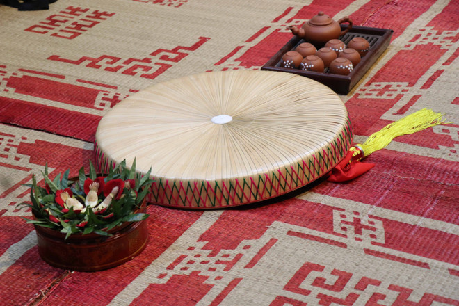 Cơi trầu và nón quai thao là 2 vật không thể thiếu được trong các buổi sinh hoạt quan họ. (Ảnh: Thái Hùng/TTXVN) Câu lạc bộ quan họ Thị Cầu: Nơi lưu giữ "hồn" quan họ Bắc Ninh ảnh 3