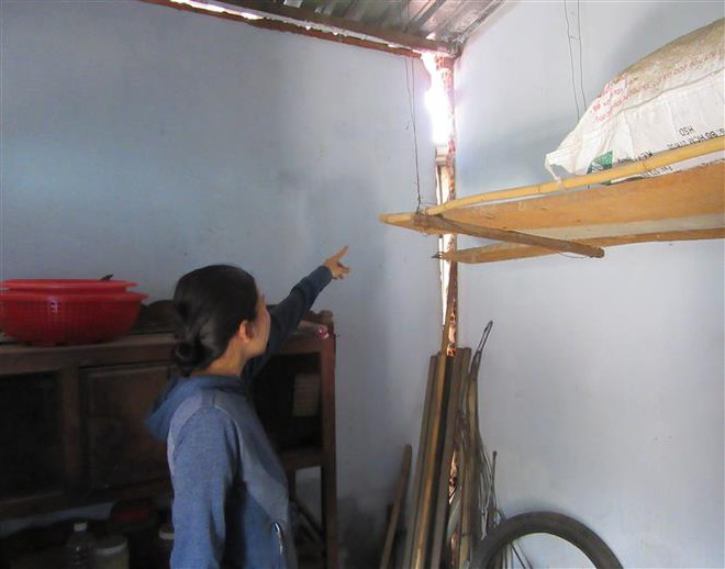 Căn nhà của chị Vũ Vạn Xuân tại xã Nhơn Sơn, huyện Ninh Sơn (Ninh Thuận) bị rạn nứt do máy móc của đơn vị thi công, nâng cấp tuyến Quốc lộ 27. (Ảnh: Nguyễn Thành/TTXVN) Nhà dân thôn Diêm Vân bị nứt tường: Công ty bảo hiểm sẽ bồi thường ảnh 1