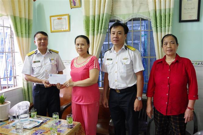 Đoàn công tác 146, Vùng 4 Hải quân thăm hỏi, động viên và tặng quà gia đình liệt sỹ Đinh Ngọc Doanh. (Ảnh: Phan Sáu/TTXVN) Khánh Hòa: Gặp mặt, tặng quà tri ân gia đình 64 liệt sỹ Gạc Ma ảnh 2