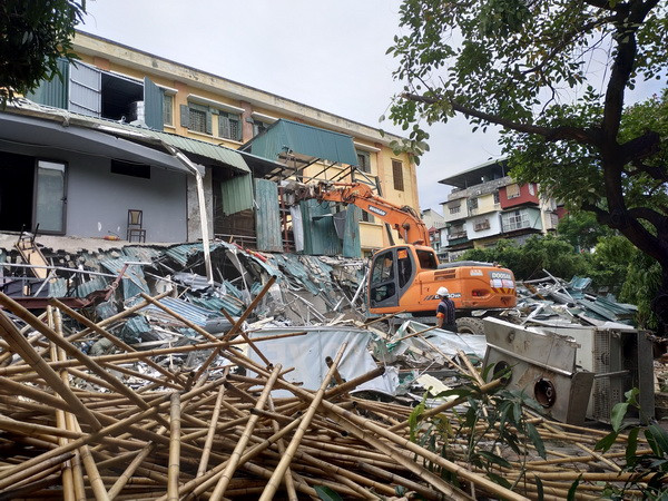 Phế thải ngổn ngang sau cưỡng chế dự án mương cống hóa Phan Kế Bính ảnh 1