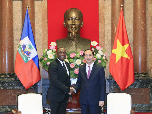 Chủ tịch nước Trần Đại Quang tiếp Chủ tịch Thượng viện Cộng hoà Haiti Youri Latortue đang có chuyến thăm chính thức Việt Nam. (Ảnh: Nhan Sáng/TTXVN) Chủ tịch nước Trần Đại Quang tiếp Chủ tịch Thượng viện CH Haiti ảnh 1