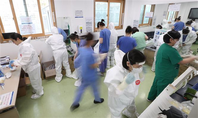Nhân viên y tế làm nhiệm vụ tại một bệnh viện ở Daegu, Hàn Quốc ngày 9/4/2020. (Ảnh: Yonhap/TTXVN) 91 bệnh nhân tại Hàn Quốc dương tính trở lại sau khi khỏi bệnh ảnh 1