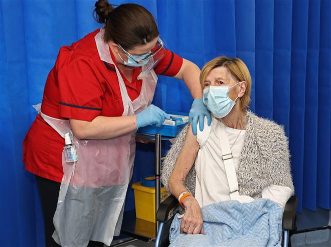 Tiêm vaccine ngừa COVID-19 cho người cao tuổi tại Dublin, Ireland. (Ảnh: AFP/TTXVN) Vaccine COVID-19 đã cứu mạng gần 20 triệu người trong năm đầu tiên ảnh 1