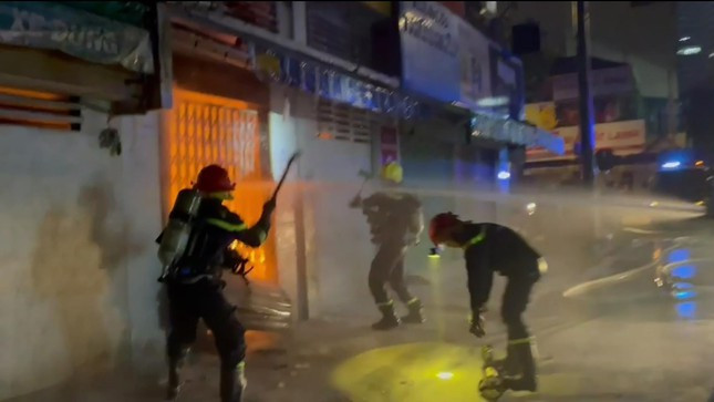 TP.HCM: Kịp thời giải cứu 2 người trong vụ cháy lúc rạng sáng ảnh 1