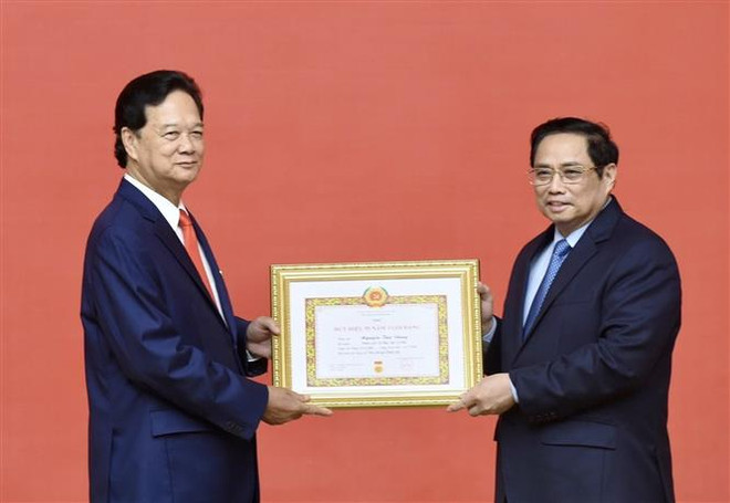 Nguyên Thủ tướng Nguyễn Tấn Dũng được tặng Huy hiệu 55 năm tuổi Đảng ảnh 1