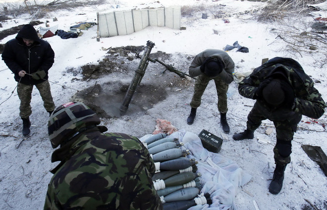 Binh sỹ Ukraine chuẩn bị bắn đạn pháo nhằm vào lực lượng ly khai tại làng Pisky, gần sân bay Donetsk ngày 5/12. (Nguồn:AFP/TTXVN) Ukraine hối thúc Liên minh châu Âu tăng cường trừng phạt Nga ảnh 1
