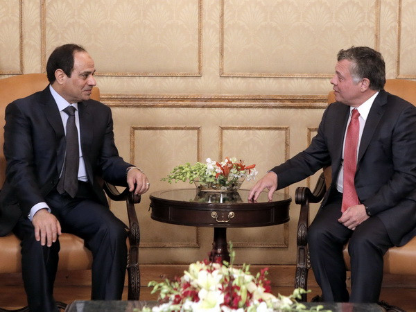 Quốc vương Jordan Abdullah II (phải) và Tổng thống Ai Cập Abdel Fattah al-Sisi. (Nguồn: AFP/TTXVN) Lãnh đạo Jordan và Ai Cập kêu gọi khôi phục hòa đàm Trung Đông ảnh 1