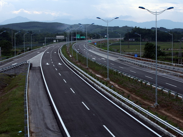 Hành lang an toàn cao tốc Nội Bài-Lào Cai bị vi phạm nghiêm trọng ảnh 1