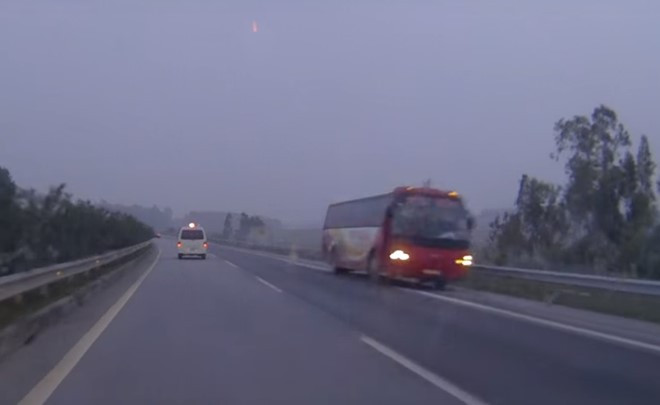 Xe khách Tiến Hồng đi ngược chiều trên cao tốc Nội Bài-Lào Cai ảnh 1