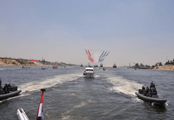 Lễ khởi công dự án kênh đào mới dọc theo kênh Suez. (Nguồn: AFP/TTXVN) Ai Cập triển khai dự án đào kênh Suez mới để vực dậy nền kinh tế ảnh 1