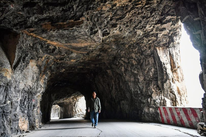 ​Trung Quốc: Dân ở làng biệt lập dành 15 năm mở đường xuyên núi ảnh 2