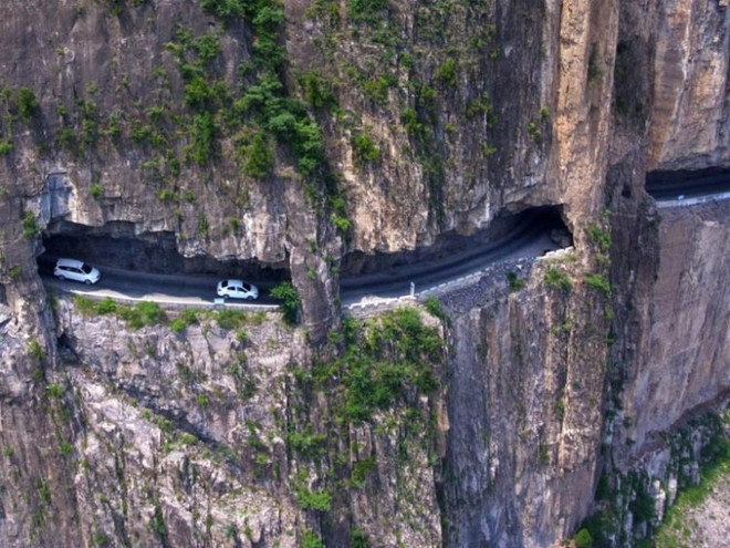 ​Trung Quốc: Dân ở làng biệt lập dành 15 năm mở đường xuyên núi ảnh 1