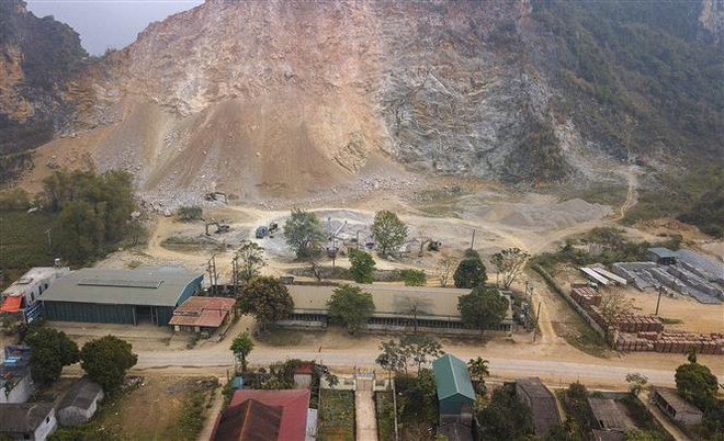 Hòa Bình tạm dừng việc nổ mìn khai thác mỏ ảnh hưởng đến người dân ảnh 1