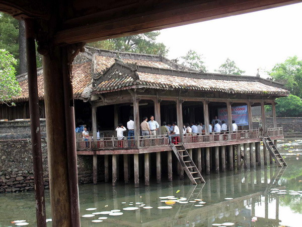 Lăng Tự Đức vẫn mở cửa đón khách trong giai đoạn trùng tu ảnh 1