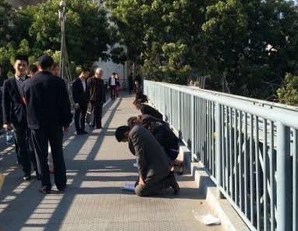 Trung Quốc: Tranh cãi việc nhân viên bị phạt quỳ gối trên đường ảnh 2