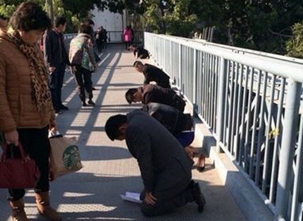 Trung Quốc: Tranh cãi việc nhân viên bị phạt quỳ gối trên đường ảnh 1