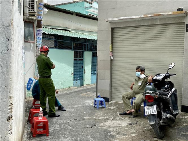 Lực lượng chức năng chốt chặm tại hẻm 456 Nguyễn Văn Công (phường 3, quận Gò Vấp, Tp. Hồ Chí Minh) nơi có điểm sinh hoạt của giáo phái truyền giáo Phục Hưng. (Ảnh: Hồng Giang/TTXVN) Chuỗi lây nhiễm tại Hội truyền giáo Phục Hưng mang biến chủng Ấn Độ ảnh 1