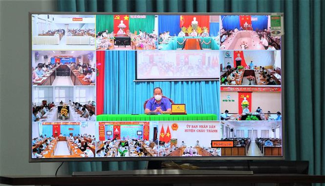 Các huyện, thị xã, thành phố trên địa bàn tỉnh An Giang tham gia họp trực tuyến từ các điểm cầu địa phương. (Ảnh: Thanh Sang/TTXVN) Nhiều tỉnh thành dừng các hoạt động tôn giáo đông người để phòng dịch ảnh 2