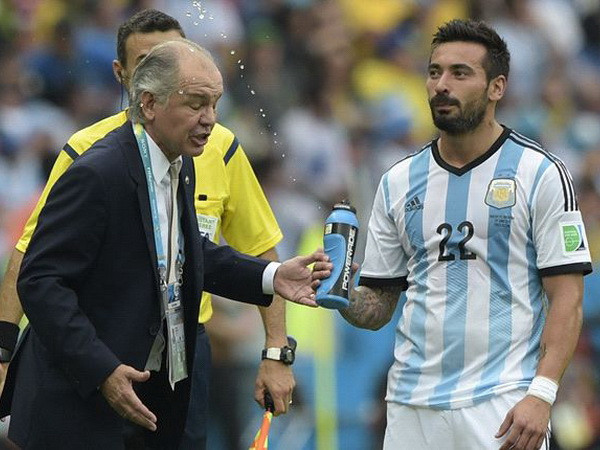 Huấn luyện viên của Argentina bị học trò phun nước vào mặt ảnh 1