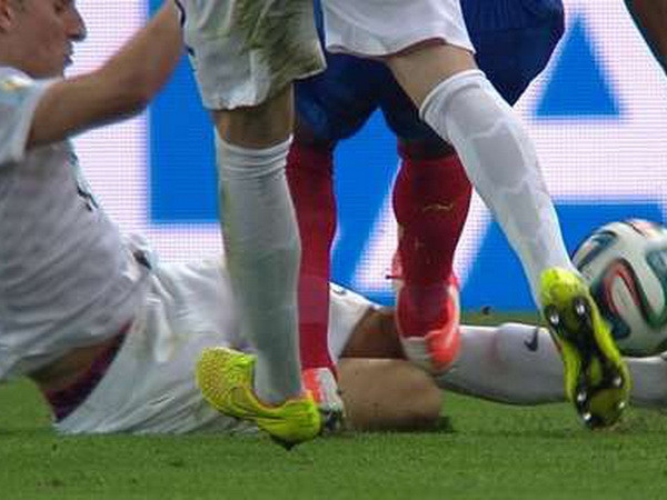 Pha vào bóng ghê rợn khiến Antonio Valencia phải trả giá đắt ảnh 1