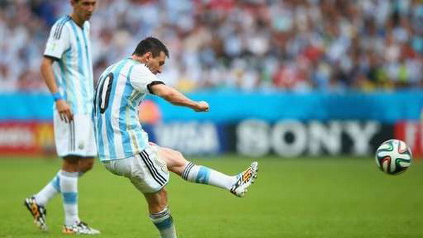 Cận cảnh cú sút phạt cực kỳ đẳng cấp của Lionel Messi ảnh 1
