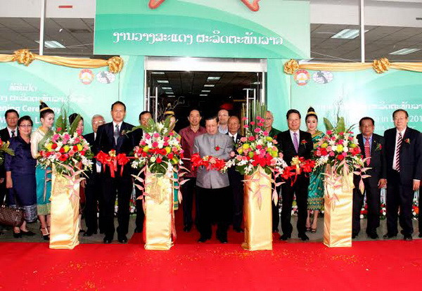 Lễ cắt băng khai mạc hội chợ. (Ảnh: Hoàng Chương/Vietnam+) Khai mạc Hội chợ giới thiệu sản phẩm “Made in Laos" ảnh 1