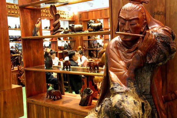 Đồ gỗ trang trí nội thất tại hội chợ. (Ảnh: Hoàng Chương/Vietnam+) Khai mạc Hội chợ giới thiệu sản phẩm “Made in Laos" ảnh 3