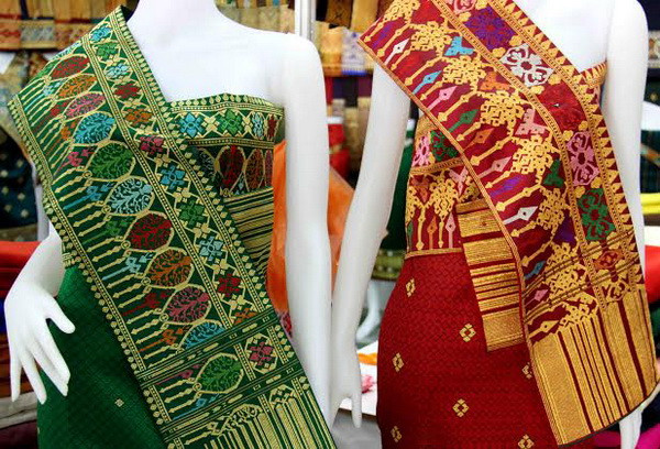 Trang phục của thanh nữ Lào. (Ảnh: Hoàng Chương/Vietnam+) Khai mạc Hội chợ giới thiệu sản phẩm “Made in Laos" ảnh 2