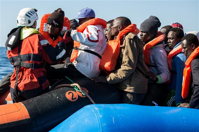 Người di cư trên tàu cứu hộ Sea Watch 3 sau khi được cứu ngoài khơi Libya ngày 19/1/2019. (Ảnh: AFP/TTXVN) Italy ra luật từ chối tiếp nhận các tàu nhân đạo trợ giúp người di cư ảnh 1