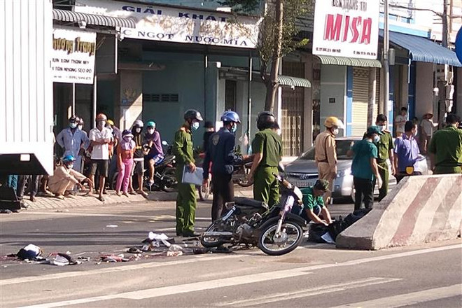 Xe tải đâm vào xe máy trên Quốc lộ 1A, hai người chết ảnh 1