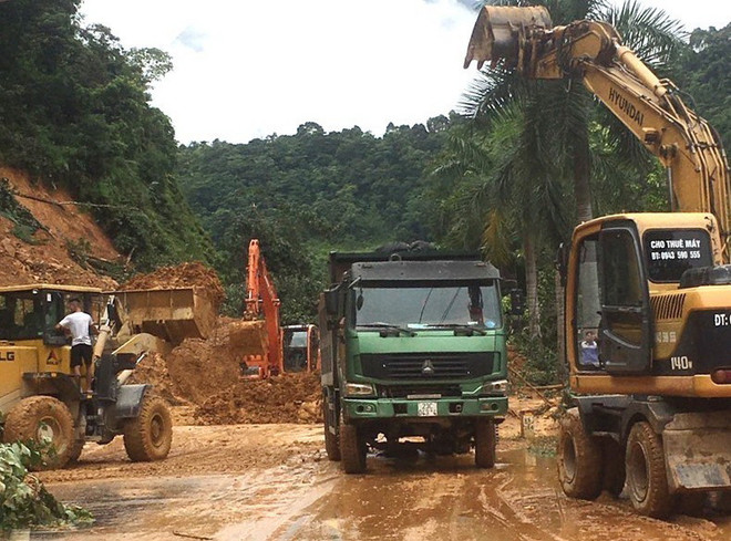 Hà Giang: Sạt lở đất khiến Quốc lộ 2 bị chia cắt hoàn toàn ảnh 2