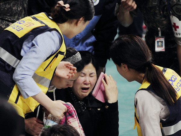 Vụ chìm phà SEWOL: Các phụ huynh giận dữ với Tổng thống ảnh 1