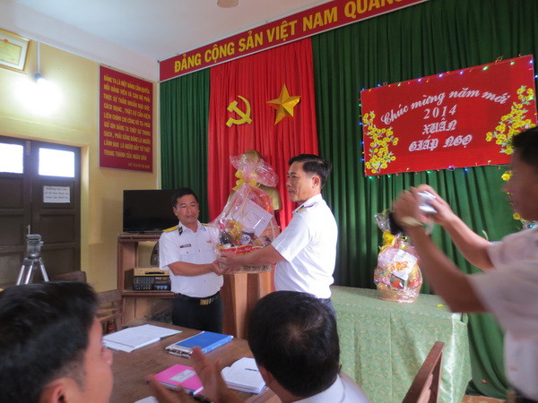 Tặng quà Tết cho quân dân các huyện đảo ở Biển Đông ảnh 1