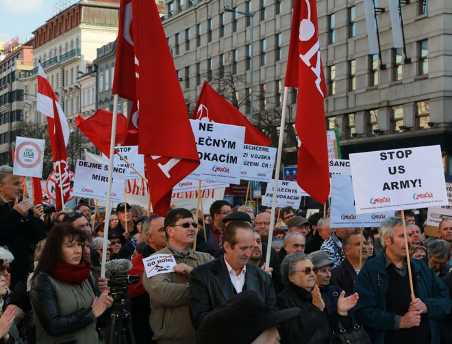 Tiếp tục biểu tình lớn tại CH Séc phản đối đoàn xe quân sự Mỹ ảnh 1