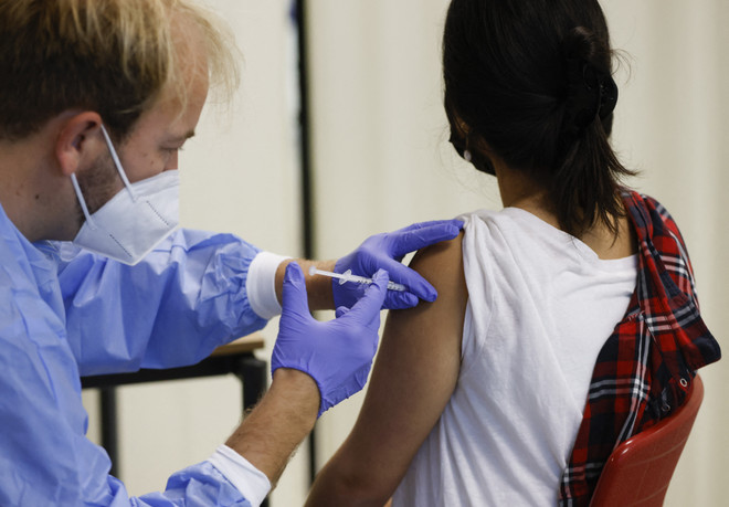 Nhân viên y tế tiêm vaccine phòng COVID-19 cho người dân. (Ảnh: AFP/TTXVN) Mũi vaccine thứ 4 ngừa COVID-19 giúp giảm 78% nguy cơ tử vong ảnh 1