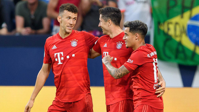 Perisic (trái) và Coutinho ăn mừng cùng Lewandowski. (Nguồn: Getty Images) Lewandowski lập hat-trick, Bayern Munich thắng vùi dập Schalke 04 ảnh 1